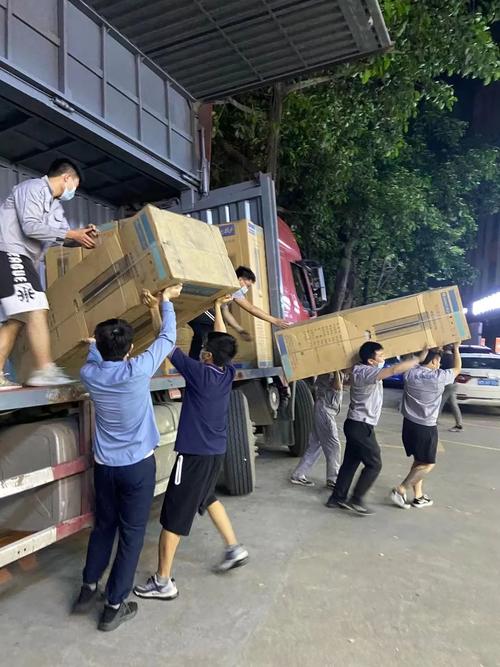 物流行业的突击队员搬运,装卸物品.jpg